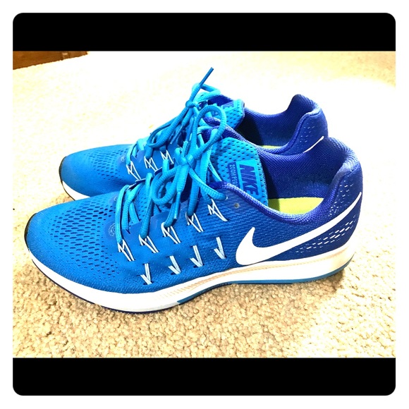 Nike Shoes - Nike Pegasus 33 hardly worn!